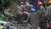 Sedangkan seorang ibu beserta anak dan sopir meninggal setelah taksi yang mereka tumpangi tertimbun material longsor. (REUTERS/Ricardo Moraes)