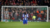 Pemain-pemain FC Porto menelan kecewa lantaran kalah di Anfield dan gagal membawa pulang gol tandang.(Reuters/Carl Recine)