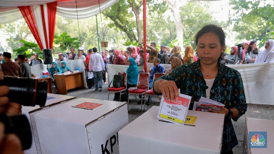 Suasana simulasi pemungutan suara di taman Suropati, Jakarta, Rabu 20/4. Acara yang diselenggarakan Panita KPU ini bekerja sama dengan pihak panitia TPS di Taman Suropati. Suasana simulasi pemungutan suara di taman Suropati, Jakarta, Rabu 20/4. Acara yang diselenggarakan Panita KPU ini bekerja sama dengan pihak panitia TPS di Taman Suropati. (CNBC Indonesia/Muhammad Sabki)