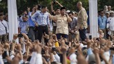 Sama seperti Jokowi, Prabowo juga memusatkan kampanye di Stadion Sriwedari, Solo. Ia didampingi sejumlah juru kampanye, termasuk Komandan Kogasma Partai Demokrat Agus Harimurti Yudhoyono (ANTARA FOTO/Mohammad Ayudha)