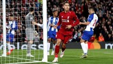 Roberto Firmino menceploskan bola setelah memanfaatkan umpan matang yang dikirimkan oleh Trent Alexander-Arnold. (Reuters/Carl Recine)