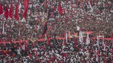 Massa tumpah ruah di Stadion Sriwedari di mana Jokowi menggelar kampanye. Solo sebagai kampung halaman juga adalah basis suara Jokowi. (ANTARA FOTO/Mohammad Ayudha)