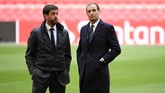 Presiden Juventus Andrea Agnelli dan pelatih Juventus Massimiliano Allegri berbicara di Stadion Johan Cruijff Arena. (REUTERS/Piroschka Van De Wouw)