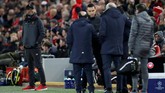 Juergen Klopp tersenyum lantaran satu ujian berat telah mereka lewati dalam kurun waktu satu pekan ke depan. (Reuters/Carl Recine)