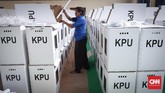 Pantia Pemilihan Kecamatan (PPK) memasukkan sejumlah logistik pemilu ke dalam kotak suara di Gelanggang Remaja Tanah Abang, Jakarta, Rabu, 10 April 2019. (CNNIndonesia/Safir Makki)