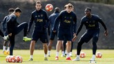 Para pemain Manchester United, Paul Pogba, Matteo Darmian, dan Alexis Sanchez menjalani latihan. Man United terakhir bertemu Barcelona pada final Liga Champions 2011 dan kalah 1-3 di Stadion Wembley. (Reuters/Lee Smith)
