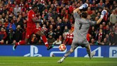 Setelah mencetak dua gol, Liverpool tak berpuas diri. Mereka terus mencoba menggempur pertahanan FC Porto. (REUTERS/Phil Noble)