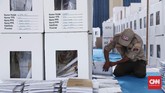 Petugas memeriksa kembali logistik Pemilu 2019 yang akan didistribusikan ke sejumlah TPS di wilayah Kecamatan Tanah Abang, Jakarta, Rabu, 10 April 2019. (CNNIndonesia/SafirMakki)