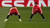 Dua bintang Barcelona Lionel Messi dan Luis Suarez melakukan pemanasan. Messi untuk kali kelima bertemu Manchester United di Liga Champions. (Reuters/Lee Smith)
