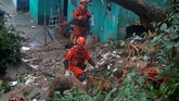 Hujan deras akibat badai menerjang Rio de Janeiro sejak Senin (8/4) hingga Selasa (9/4). Hal itu membuat tanah menjadi gembur dan memicu longsor. (REUTERS/Pilar Olivares)