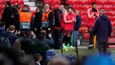 Penyerang Barcelona Lionel Messi dan Luis Suarez memasuki lapangan Stadion Old Trafford, Selasa (9/4), pada latihan terakhir jelang melawan Manchester United. (Reuters/Lee Smith)