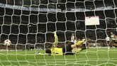 Setelah gol Pedro disamakan Wayne Rooney, Lionel Messi memecah kebuntuan dengan gol pada menit ke-54. Tendangan keras Messi dari luar kotak penalti tidak mampu dibendung kiper Edwin van der Sar. (AFP PHOTO / FRANCK FIFE)