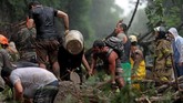 Wali Kota Rio de Janeiro, Marcelo Crivella, menetapkan status darurat dan menutup sejumlah jalan utama akibat longsor. (REUTERS/Ricardo Moraes)