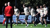 Para pemain Ajax Amsterdam menjalani latihan di bawah pengawasan pelatih Erik ten Hag. (REUTERS/Piroschka Van De Wouw)