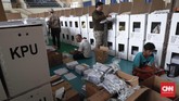 Logistik Pemilu 2019 berupa kertas surat suara, tinta untuk jari pemilih, stiker, lembaran penghitungan suara, sejumlah formulir dan kelengkapan Panitia Pemungutan Suara (PPS) dimasukan ke dalam satu kotak surat suara. (CNNIndonesia/Safir Makki)