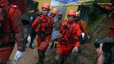 Pemerintah setempat meliburkan sekolah dan melarang warga bekerja karena dikhawatirkan terjebak longsor. (REUTERS/Pilar Olivares)