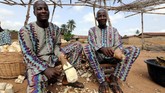 Teori lain menyebutkan hidangan lokal Amala yang terbuat dari ubi dan tepung singkong. Konon, ubi rambat mendorong produksi gonadotropin, zat kimia yang merangsang produksi sel telur. (REUTERS/Afolabi Sotunde)