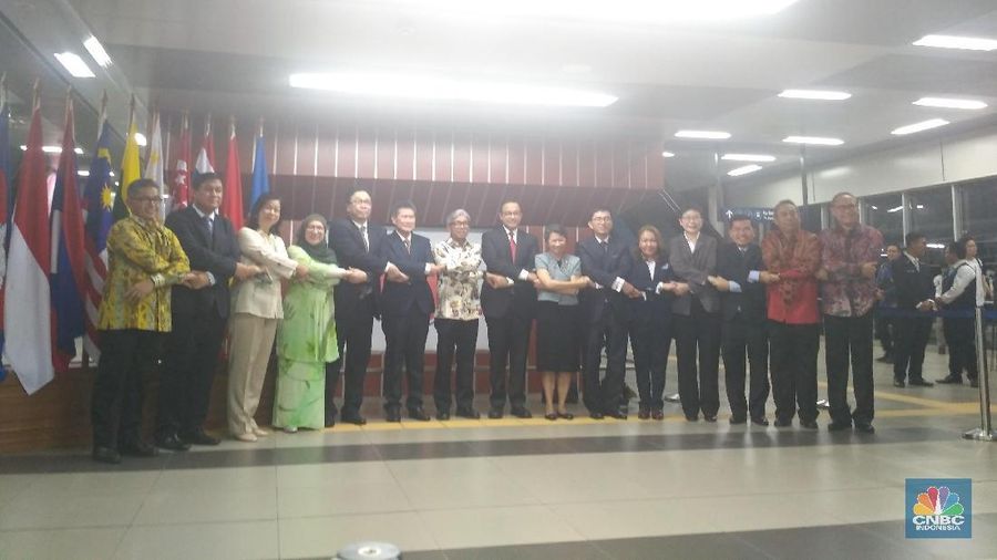 Anies menjelaskan bahwa MRT Jakarta dibangun untuk semua kalangan.