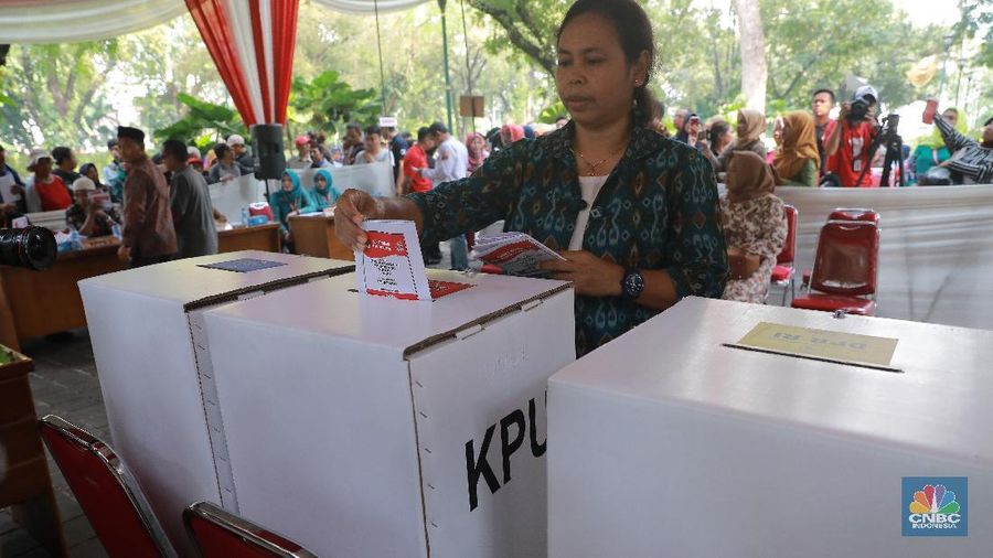 Acara simulasi pemungutan suara yang diselenggarakan Panita KPU ini bekerja sama dengan pihak panitia TPS di Taman Suropati.