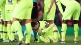 Mata dan hidung Lionel Messi sempat berdarah usai ditabrak Smalling dari belakang. Meski begitu insiden terbut tidak dianggap pelanggaran oleh wasit. (Action Images via Reuters/Lee Smith)