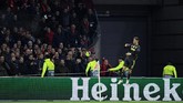 Suporter Ajax Amsterdam melempar penyerang Juventus Cristiano Ronaldo dengan gelas saat merayakan gol. Skuat Juventus juga menjadi korban lemparan gelas suporter Ajax saat merayakan gol Ronaldo. (REUTERS/Piroschka Van De Wouw)