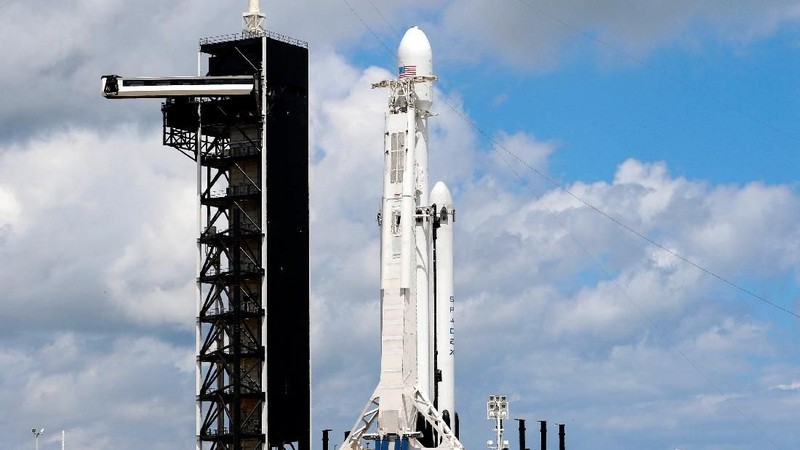 Peluncuran roket Falcon Heavy milik perusahaan teknologi luar angkasa SpaceX harus ditunda.