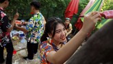 Selusin gajah menjadi atraksi utama dalam Festival Songkran di Ayutthaya, Thailand. (REUTERS/Soe Zeya Tun)