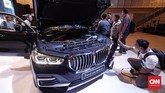 BMW Group Indonesia hanya menawarkan satu varian X5, yaitu xDrive40i xLine yang menggendong mesin bensin 6-silinder 3.000 cc turbo ganda sama seperti model lama. (CNNIndonesia/Safir Makki)