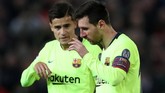 Penyerang Barcelona Lionel Messi berdarah pada bagian hidung dan kelopak mata setelah ditabrak bek Manchester United Chris Smalling. (Reuters/Lee Smith)