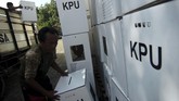 Pekerja melakukan bongkar muat kotak suara di KPU Kota Tegal, Jawa Tengah, Sabtu (6/4). KPU Kota Tegal menargetkan pada 10 April 2019 mendatang, seluruh logistik Pemilu serentak 17 April 2019 sudah selesai diterima dan selanjutnya akan didistribusikan ke tingkat kecamatan. (ANTARA FOTO/Oky Lukmansyah)