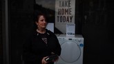 Kathleen Townley (49) berharap bisnis penyewaan DVD miliknya tetap bertahan jika Inggris memutuskan keluar dari Uni Eropa. (REUTERS/Clodagh Kilcoyne)