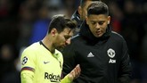Pemain Manchester United asal Argentina Marcos Rojo berbicara dengan Lionel Messi usai pertandingan. Barcelona akan menjamu Man United pada leg kedua di Camp Nou, Selasa (16/4). (REUTERS/Andrew Yates)
