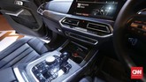 Konsol tengah BMW X5 rakitan lokal menawarkan berbagai tombol yang mudah dijangkau oleh pengendaran dan penumpang. ((CNNIndonesia/Safir Makki))