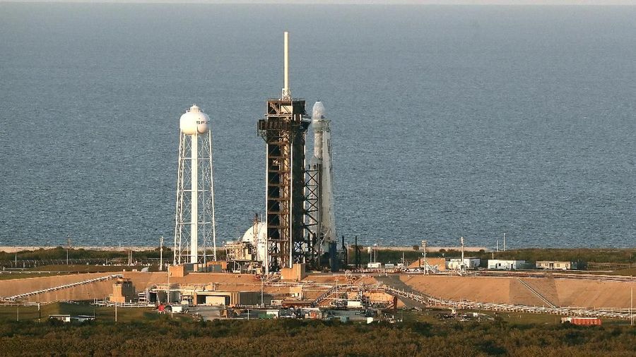 Peluncuran roket Falcon Heavy milik perusahaan teknologi luar angkasa SpaceX harus ditunda.