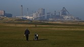 Uni Eropa memberikan waktu enam bulan supaya pemerintah dan parlemen Inggris bisa mengambil keputusan apakah akan keluar dengan atau tanpa kesepakatan (deal or no deal), atau malah batal sama sekali. (REUTERS/Clodagh Kilcoyne)