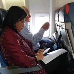 Di Pesawat Kelas Ekonomi, Sri Mulyani Masih Sempat Kerja