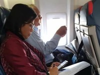 Di Pesawat Kelas Ekonomi, Sri Mulyani Masih Sempat Kerja