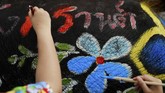 Di bekas ibu kota Thailand, Ayutthaya, destinasi wisata populer yang terkenal karena reruntuhan kuil kuno, selusin gajah memercikkan dan menyemprotkan air ke penduduk setempat dan turis yang berdiri di bawah terik matahari. (REUTERS/Soe Zeya Tun)