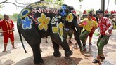 Kegiatan ini mengawali rangkaian Songkran, perayaan tahun baru umat Buddha yang tahun ini secara resmi dimulai pada 13 April. (REUTERS/Soe Zeya Tun)