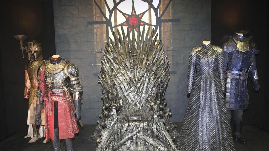 Iron Throne dan kostum yang dipamerkan saat peluncuran The Game of Thrones Touring Exhibition di pusat Pameran Titanic di Belfast, Irlandia Utara, Rabu, 10 April 2019. Pameran ini terdiri dari kostum, alat peraga, dan pengaturan otentik dari tujuh musim . (AP)