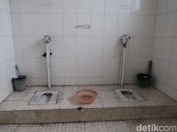 Toilet Tanpa Sekat di Ciamis Salah Paham, Tapi di China Beneran Toilet Tanpa Sekat di Ciamis Salah Paham, Tapi di China Beneran