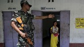 Penghitungan suara baru dilakukan pada 23 Mei mendatang. Pemungutan suara di India dilakukan menggunakan perangkat elektronik. (REUTERS/Rupak De Chowdhuri)