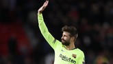 Tanpa ada tambahan gol yang tercipta di sisa laga, Barcelona hanya bisa menang 1-0 atas Man United. Bek Gerard Pique pun memberikan tepuk tangan kepada fan di Stadion Old Trafford. (Action Images via Reuters/Lee Smith)