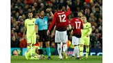 Di pertengahan babak pertama bintang Barcelona Lionel Messi terkapar di atas lapangan setelah berduel dengan bek Man United Chris Smalling. (REUTERS/Andrew Yates)