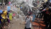 Festival Songkran tak dirayakan secara besar-besaran pada tahun ini, karena bertepatan dengan persiapan penobatan Raja Thailand. (REUTERS/Soe Zeya Tun)