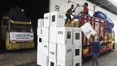 Pekerja memasukkan logistik pemilu ke truk sebelum didistribusikan di gudang logistik KPU Jember, Jawa Timur, Selasa (9/4). KPU Jember mulai mendistribusikan logistik Pemilu 2019 seperti kotak suara, surat suara, alat pencoblosan, tinta, dan aneka formulir, ke tingkat Panitia Pemilihan Kecamatan (PPK) di 31 kecamatan. (ANTARA FOTO/Seno)