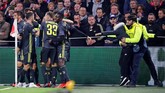 Selain dilempari gelas, Ronaldo juga didatangi seorang fan yang hendak masuk ke dalam lapangan. Akan tetapi petugas bergerak cepat menahan anak muda yang akan menghampiri Ronaldo. (REUTERS/Wolfgang Rattay)