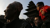 Selama festival di Bhaktapur, gambar Dewa Hindu Bhairawa dan rekan perempuannya Bhadrakali diletakkan dalam dua kereta besar dan ditarik ke alun-alun terbuka setelah ritual dan perayaan selesai. (AP Photo/Niranjan Shrestha)