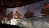 Para nelayang menyeret jaring mereka saat mengikuti ajang tangkap ikan sarden tradisional di Cagnes-Sur-Mer, Perancis. (REUTERS/Eric Gaillard)