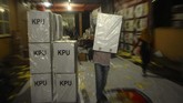 Pekerja mengangkut logistik pemilu ke dalam mobil truk saat persiapan distribusi logistik pemilu ke Pulau Karimunjawa di gudang KPU Jepara, Jawa Tengah, Selasa (9/4). KPU mendistribusikan logistik Pemilu lebih awal karena pertimbangan lokasi yang jauh dan pertimbangan cuaca karena harus menyeberangi laut. (ANTARA FOTO/Yusuf Nugroho)